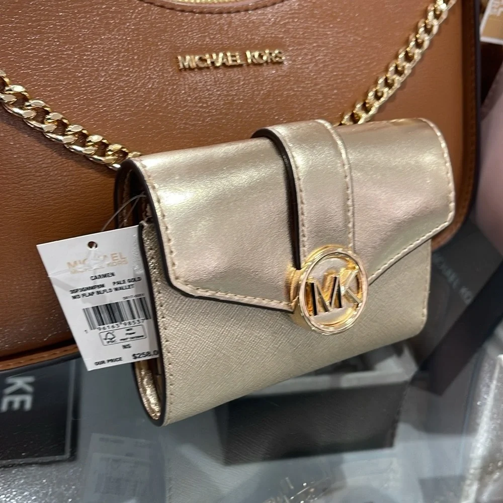 MICHAEL KORS CARMEN MEDIUM LOGO AND FAUX LEATHER WALLET PALE GOLD NWT